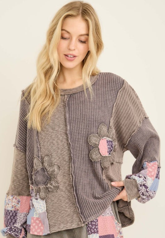 Thermal top with daisies and patchwork print