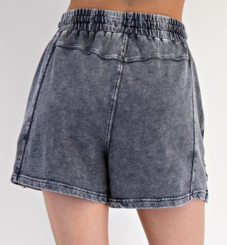 Mineral wash black shorts with tonal daisies