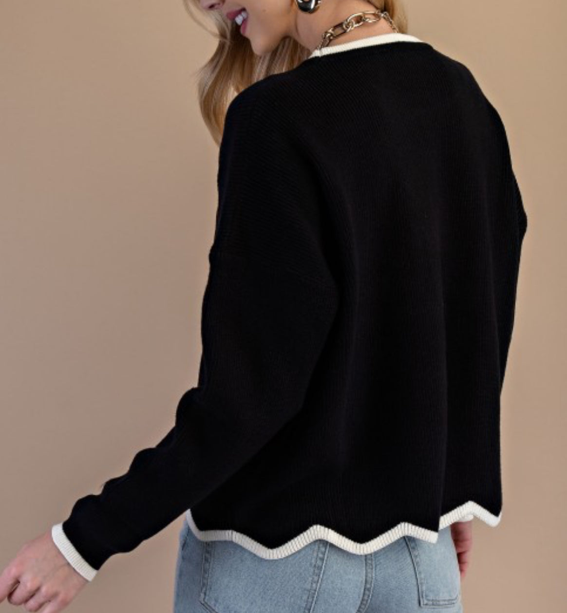 Black scallop hem knit top with white trim