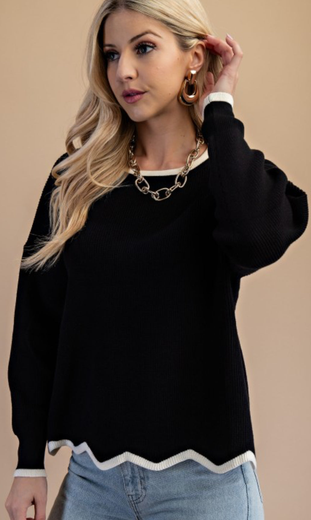 Black scallop hem knit top with white trim